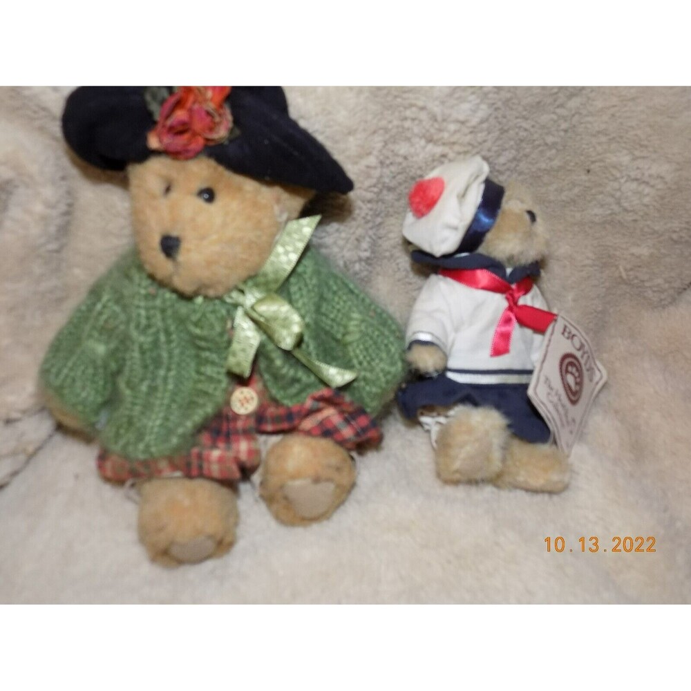 Pair of Boyd's Bears one big one smaller
